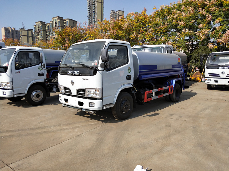 東風(fēng)灑水車 東風(fēng)灑水車