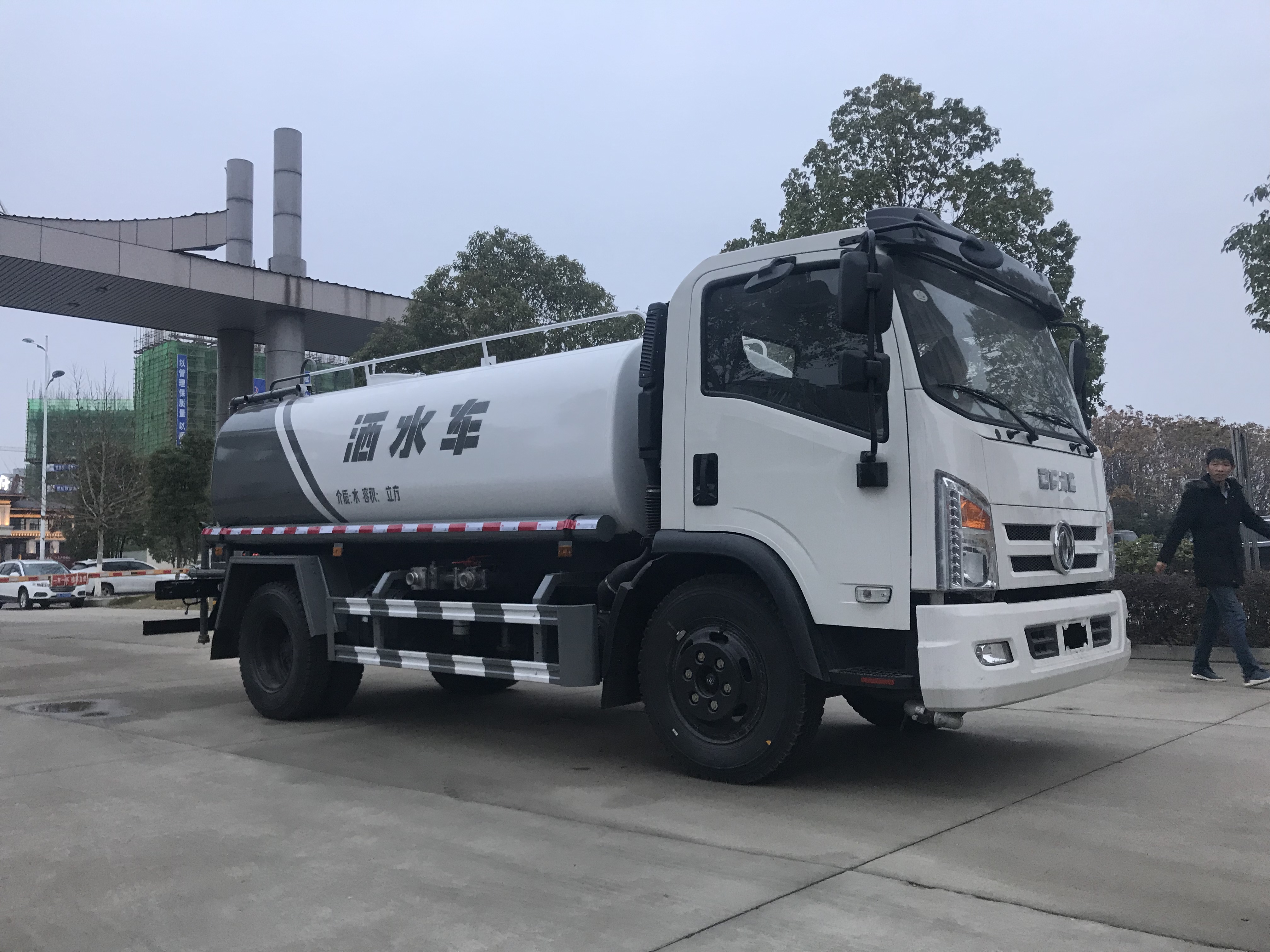 程力12噸霧炮灑水車銷量再上一個(gè)新臺階 程力12噸霧炮灑水車銷量再上一個(gè)新臺階