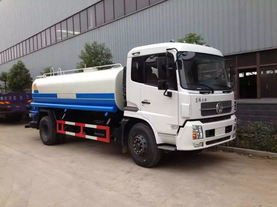 東風(fēng)灑水車廠家 東風(fēng)灑水車廠家