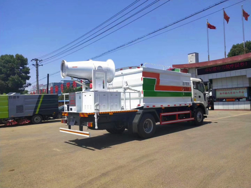 噴霧灑水車除濕降塵,城市里的降塵神器 噴霧灑水車除濕降塵,城市里的降塵神器
