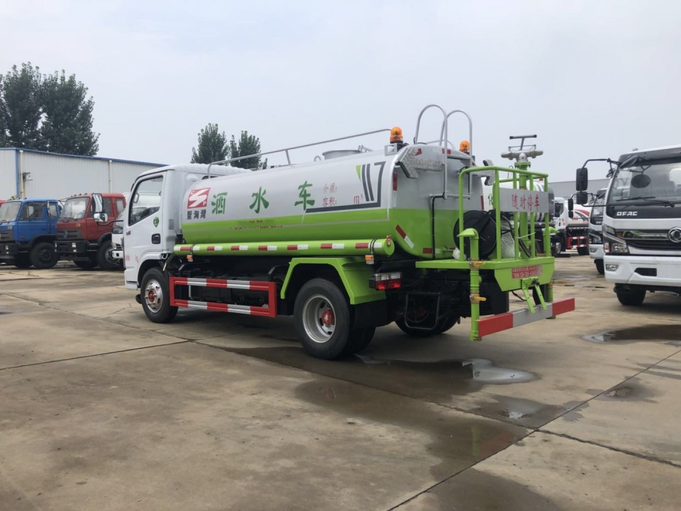 5立方藍(lán)牌灑水車(chē) 5立方藍(lán)牌灑水車(chē)