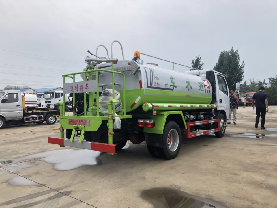 5立方藍(lán)牌灑水車(chē) 5立方藍(lán)牌灑水車(chē)