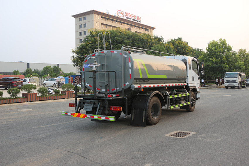 12噸東風霧炮車 12噸東風霧炮車