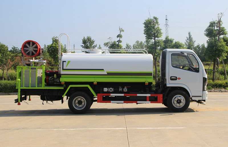 東風(fēng)小多利卡5噸灑水車(chē)國(guó)六底盤(pán)配置: 采用東風(fēng)D6系列新款駕駛室,3308mm軸距,搭載國(guó)六全柴115馬力柴油發(fā)動(dòng)機(jī)或朝柴130馬力柴油發(fā)動(dòng)機(jī),萬(wàn)里揚(yáng)5檔變速箱,3.5T后橋,7.00R16鋼絲胎,ABS,標(biāo)配電動(dòng)窗、中控鎖、遙控鑰匙、日間行車(chē)燈、自動(dòng)落鎖、斷氣剎、瞬時(shí)油耗,科技感十足,駕乘更舒適,GB7258新規(guī)。 東風(fēng)小多利卡國(guó)六灑水車(chē): 采用4mm優(yōu)質(zhì)碳鋼板,罐內(nèi)制作減震波浪隔板,配置灑水車(chē)專(zhuān)用水泵(能實(shí)現(xiàn)泵進(jìn)泵出功能),安裝前沖、后灑、側(cè)噴、灑水車(chē)平臺(tái)、灑水高炮(可調(diào)節(jié)直流、大雨、小雨、毛毛雨、霧狀效果),帶兩根吸水管,電子音樂(lè)喇叭及消防接口。灑水車(chē)垂直吸程7米,灑水寬度大于20米,射程大于28米。灑水車(chē)可加裝前沖后灑氣動(dòng)閥駕駛室控制、可加裝霧炮機(jī)組發(fā)電機(jī)組噴霧降塵裝置。 東風(fēng)小多利卡5噸灑水車(chē)國(guó)六底盤(pán)配置: 采用東風(fēng)D6系列新款駕駛室,3308mm軸距,搭載國(guó)六全柴115馬力柴油發(fā)動(dòng)機(jī)或朝柴130馬力柴油發(fā)動(dòng)機(jī),萬(wàn)里揚(yáng)5檔變速箱,3.5T后橋,7.00R16鋼絲胎,ABS,標(biāo)配電動(dòng)窗、中控鎖、遙控鑰匙、日間行車(chē)燈、自動(dòng)落鎖、斷氣剎、瞬時(shí)油耗,科技感十足,駕乘更舒適,GB7258新規(guī)。 東風(fēng)小多利卡國(guó)六灑水車(chē): 采用4mm優(yōu)質(zhì)碳鋼板,罐內(nèi)制作減震波浪隔板,配置灑水車(chē)專(zhuān)用水泵(能實(shí)現(xiàn)泵進(jìn)泵出功能),安裝前沖、后灑、側(cè)噴、灑水車(chē)平臺(tái)、灑水高炮(可調(diào)節(jié)直流、大雨、小雨、毛毛雨、霧狀效果),帶兩根吸水管,電子音樂(lè)喇叭及消防接口。灑水車(chē)垂直吸程7米,灑水寬度大于20米,射程大于28米。灑水車(chē)可加裝前沖后灑氣動(dòng)閥駕駛室控制、可加裝霧炮機(jī)組發(fā)電機(jī)組噴霧降塵裝置。