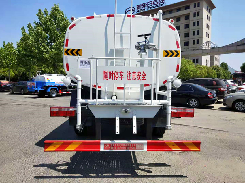 東風(fēng)灑水車 東風(fēng)灑水車