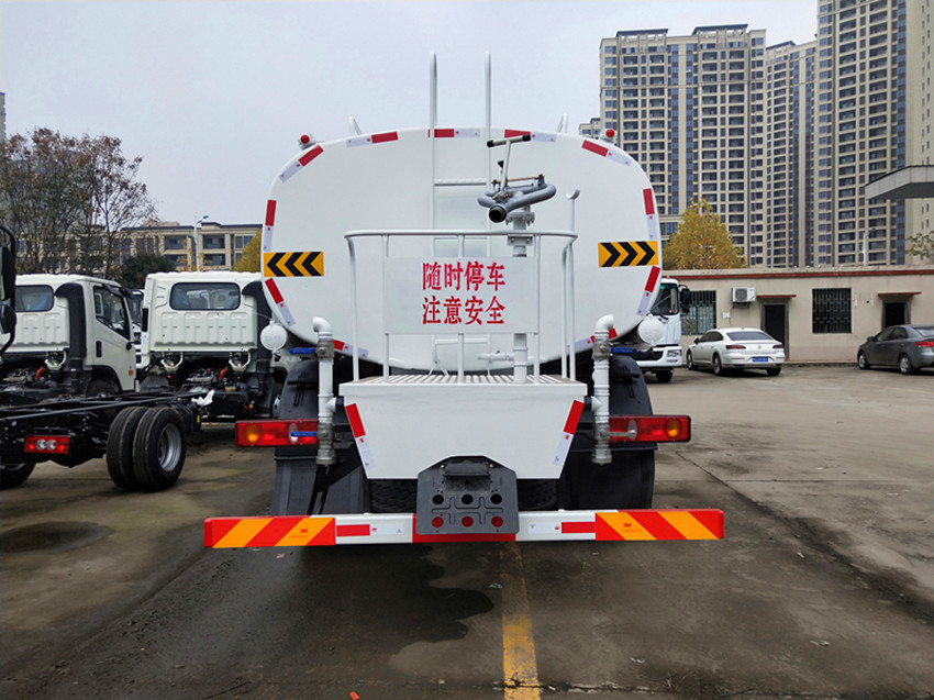 東風(fēng)灑水車 東風(fēng)灑水車