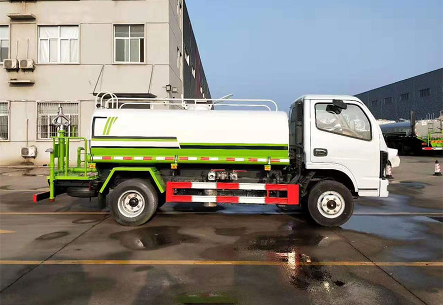 東風(fēng)福瑞卡5方灑水車側(cè)方展示圖