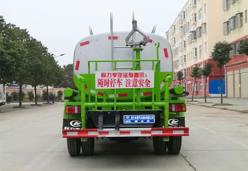 江鈴順達5噸灑水車后方展示圖